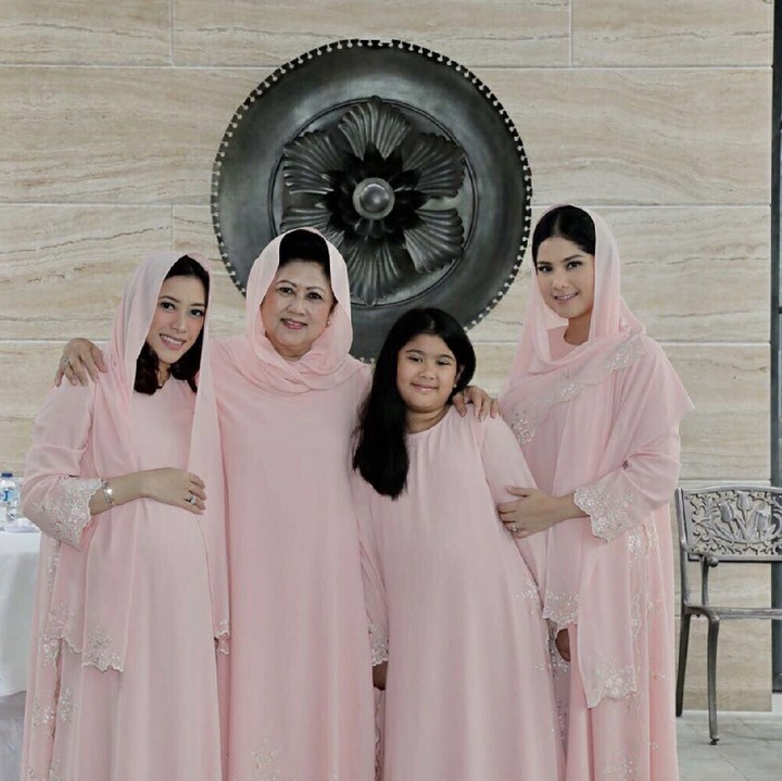 <p>Bersama 'girl squad' dari keluarga Yudhoyono. (Foto: Instagram/ @aniyudhoyono)  </p>