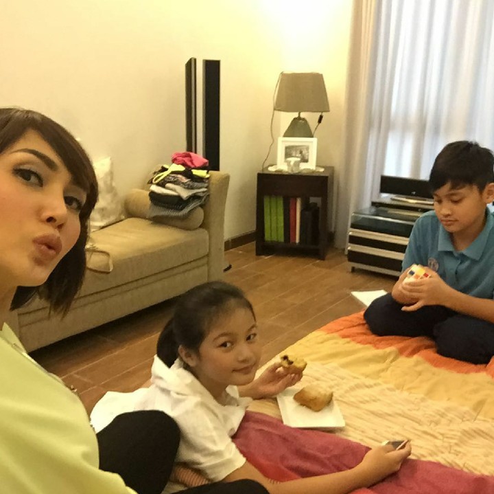 <p>Ada yang sibuk main rubik, ada yang makan, yang penting kumpul ya. He-he-he. (Foto: Instagram/fenitarie)</p>