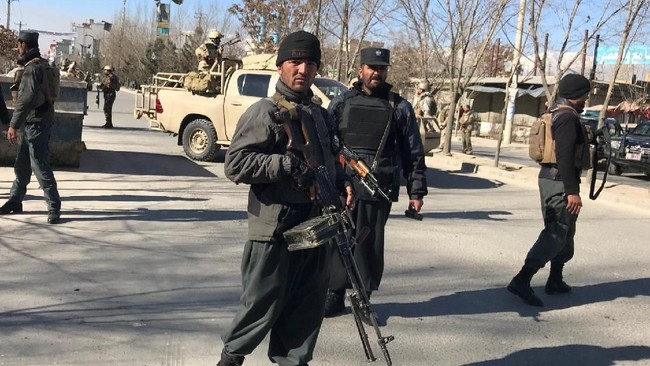 Serangan bom bunuh diri di kantor berita Afghan Voice dan sebuah pusat kebudayaan di Kabul, Afghanistan menewaskan puluhan orang, sebagian besar pelajar.