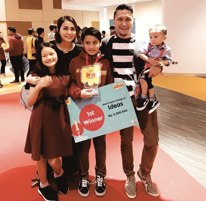 Kompaknya Keluarga Arie Untung dan Fenita