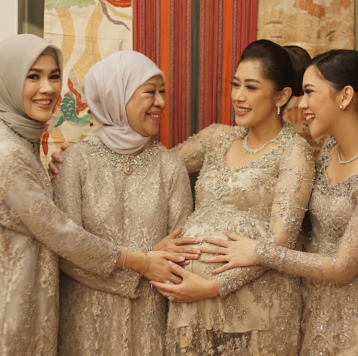 <p>1. Bersama keluarga yang membelai baby bump yang makin besar. Dalam balutan busana kayak gini, Aliya makin cantik ya. (Foto: Instagram/ @ruby_26)</p>