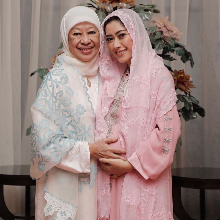 <p>Bareng bunda tercinta. Sehat terus ya bumil dan adik bayinya. (Foto: Instagram/ @okke_rajasa)</p>