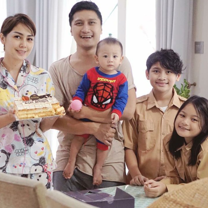 <p>Yeay! Merayakan ultah pertama si bungsu Athalla di bulan Agustus lalu. (Foto: Instagram/fenitarie)</p>