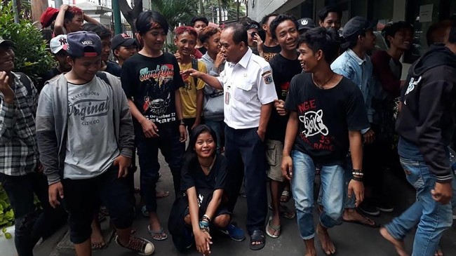 Dinsos DKI memulangkan 23 Slanker yang menggelandang usai menonton konser HUT ke-34 Slank, di Kemayoran, Jakarta, dengan bus umum.