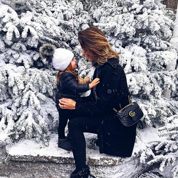 <p>Cissi, sang ibu dan Amelia, anaknya ini tetap kompak walaupun udara di luar dingin dan bikin terasa beku. (Foto: Instagram @cissifio)</p>
