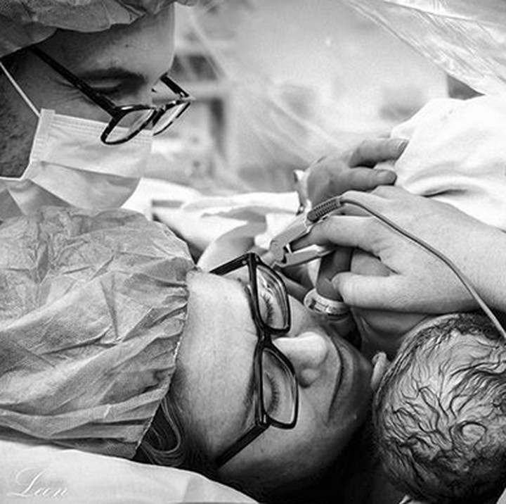 <p>Pelukan pertama bunda buat si kecil. (Foto: Instagram/ @cherryblossom_doula)  </p>