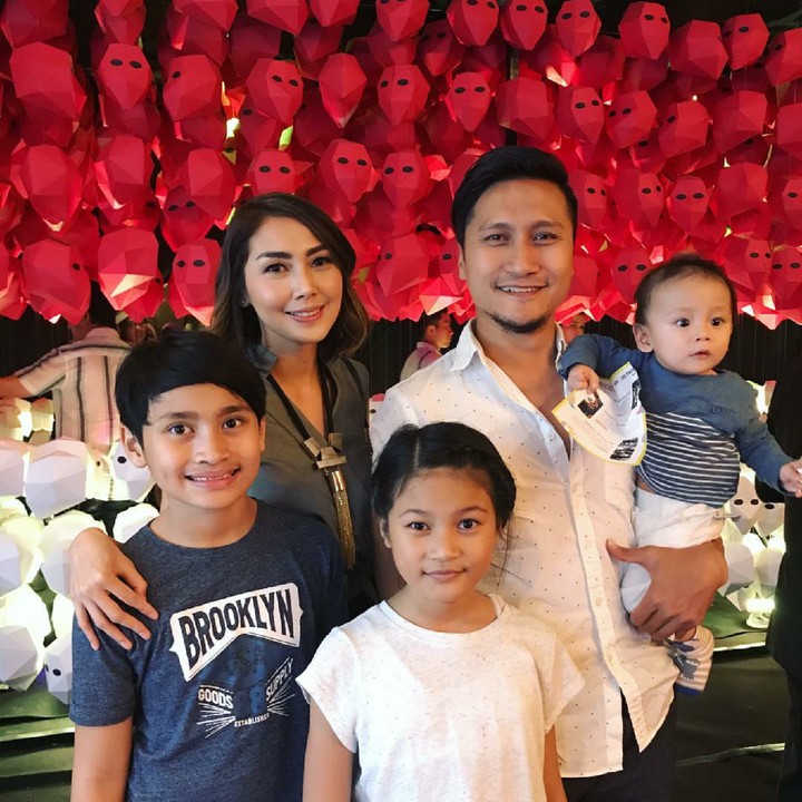 <p>Foto keluarganya udah kece, tapi Athalia salah fokus nih. He-he-he. (Foto: Instagram/fenitarie)</p>