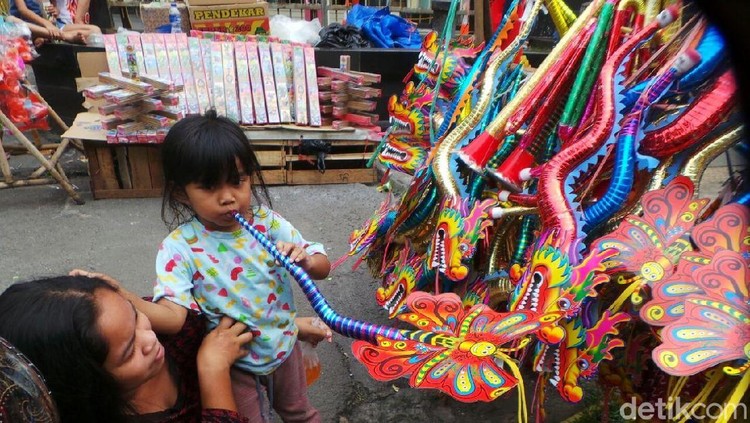 Tetot, tetot! Happy banget anak main terompet jelang tahun baru. Eh, tapi ini ada kaitannya sama risiko difteri, Bun.