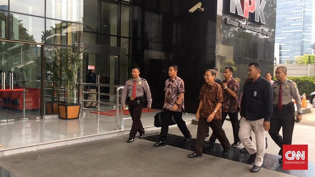 Boediono memenuhi panggilan pemeriksaan KPK sebagai saksi terkait kasus dugaan korupsi SKL BLBI. Boediono diperiksa untuk tersangka Syafruddin Temenggung.