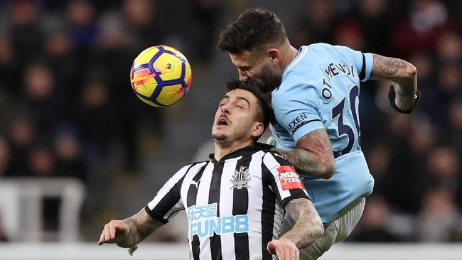 Dominasi Manchester Biru membuat pelatih Pep Guardiola tidak terkesan dengan gaya main bertahan yang diterapkan tim tuan rumah pada sepertiga laga.