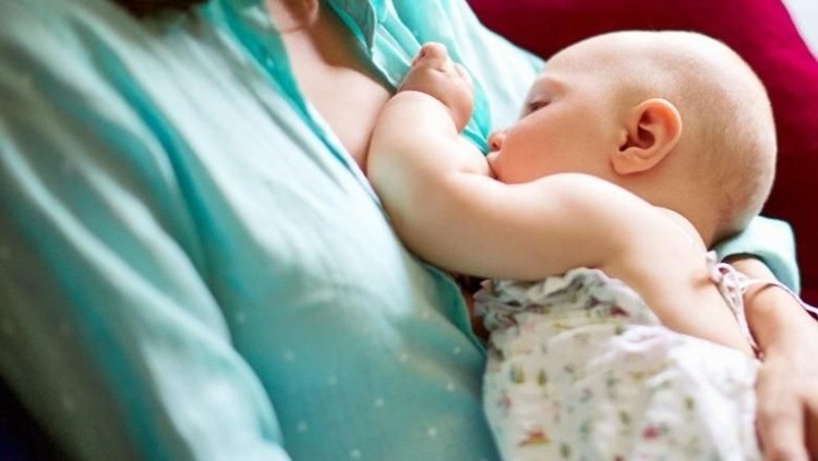 Bunda sudah pasti rela berjuang sekuat tenaga agar bisa memenuhi kebutuhan Air Susu Ibu (ASI) si kecil.