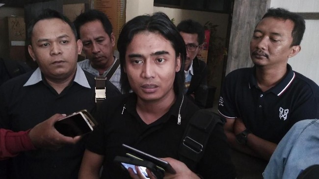 Mantan vokalis ST12, Charly van Houten dipertimbangkan oleh PKB untuk mendampingi Ridwan Kamil sebagai cawagub Jabar 2018.