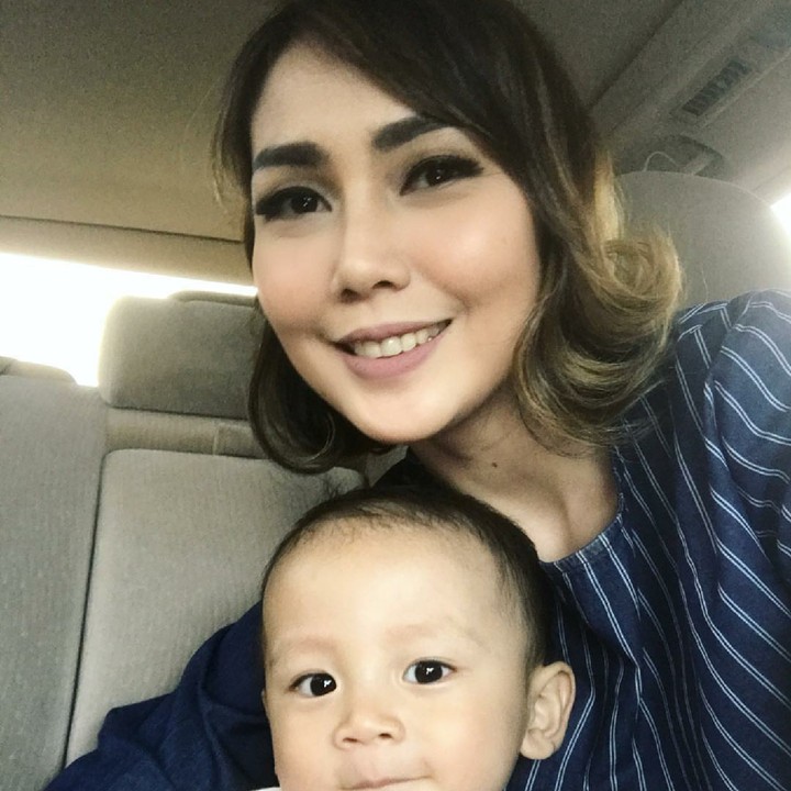 <p>Pose kompak Bunda Fenita dan Athalia. (Foto: Instagram/fenitarie)</p>