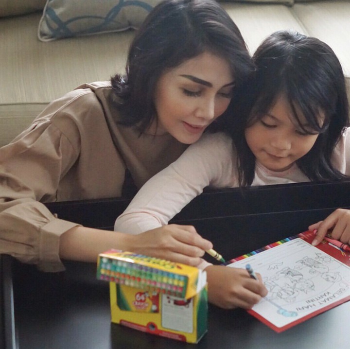 <p>Menemani kakak belajar sebisa mungkin juga dilakukan Fenita nih. (Foto: Instagram/fenitarie)</p>