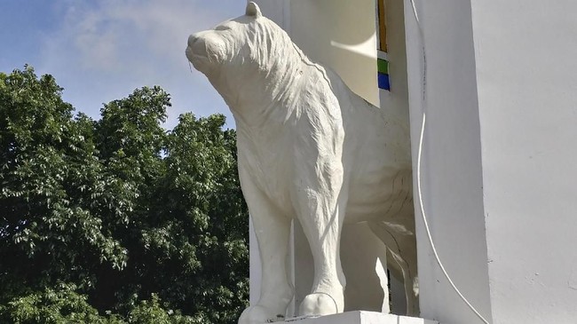 Netizen ramai membahas patung di Tugu Maung Kota Bandung yang dinilai Wali Kota Ridwan Kamil lebih mirip anjing laut ketimbang harimau.