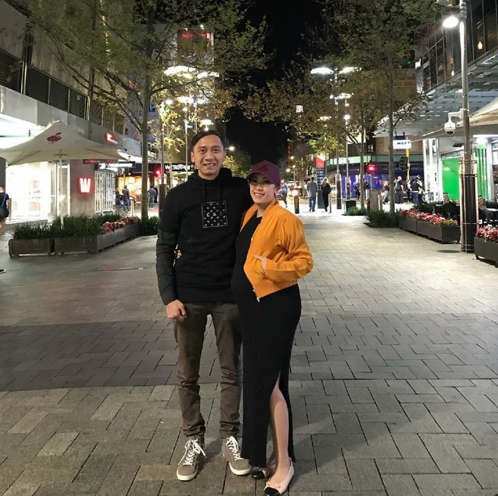 <p>Pakai long dress dipadu outer, bumil yang satu ini tetap kelihatan menawan nih. (Foto: Instagram/ @ruby_26)</p>