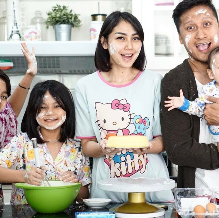<p>Bikin kue sekeluarga pastinya seru banget.  (Foto: Instagram/fenitarie)</p>