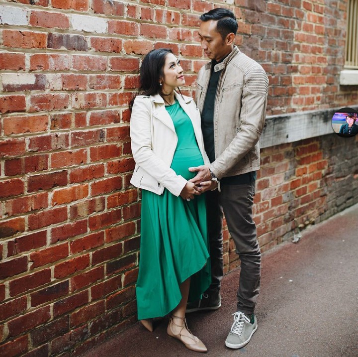 <p>2. Berpose sama suami dalam kondisi hamil besar, kenapa nggak? Aliya tetap cute kok. (Foto: Instagram/ @ruby_26)  </p>