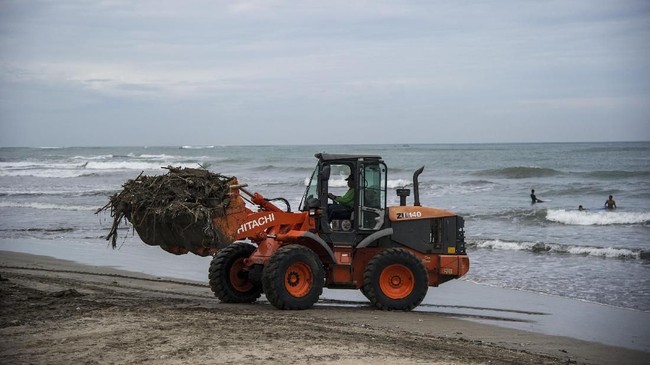 Koordinator Desalut DLHK Badung Bali mengatakan pihaknya mengerahkan setidaknya 400 orang untuk menangani tumpukan sampah kiriman di 10 zona pantai.