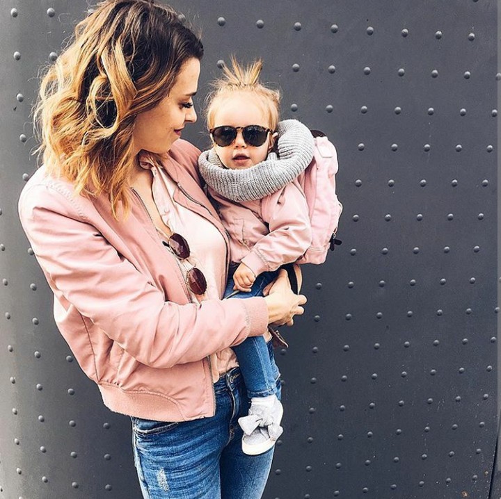 <p>Meskipun kembaran pakai jaket warna pink, sepertinya ibu kalah keren dari si kecil, hi-hi-hi. (Foto: Instagram @cissifio)</p>