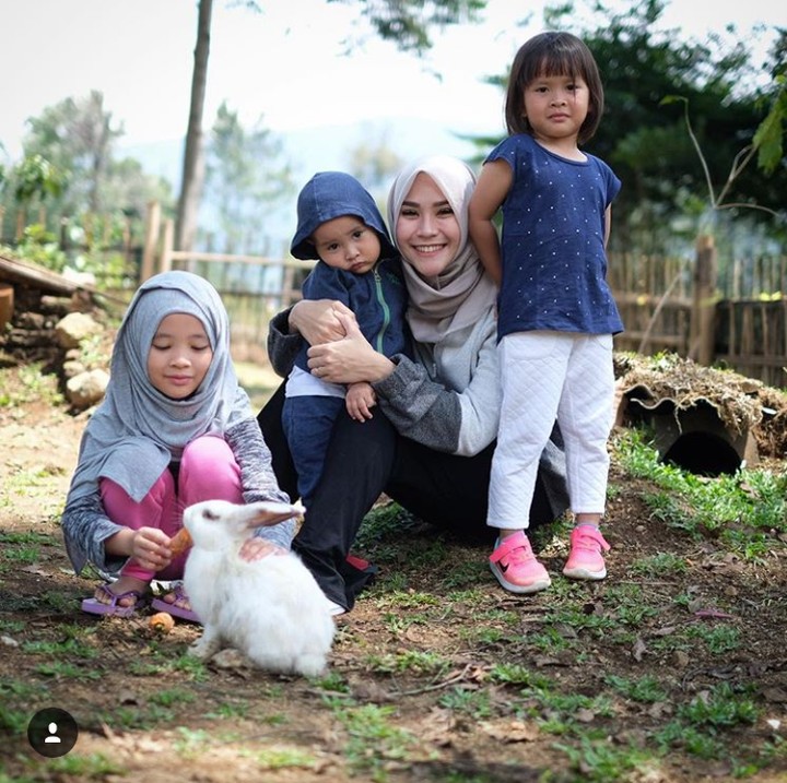 <p>Yuk main-main dulu sama kelinci. (Foto: Instagram Zaskia Mecca)</p>