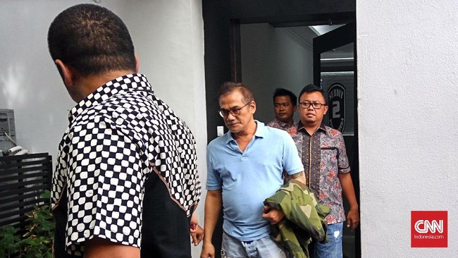 Aktor Tio Pakusadewo, menurut polisi, lebih memilih diam dan menyendiri selama di Rutan Polda Metro Jaya. Dia juga sering mengalami gejala sakau.