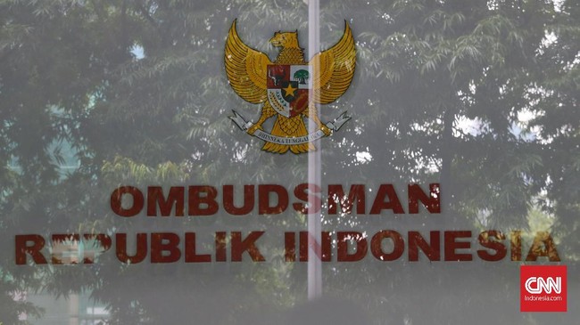 Ombudsman RI mengimbau pemerintah pusat untuk mencopot pejabat atau kepala daerah yang terbukti mengorupsi dana desa lewat pembentukan desa fiktif.
