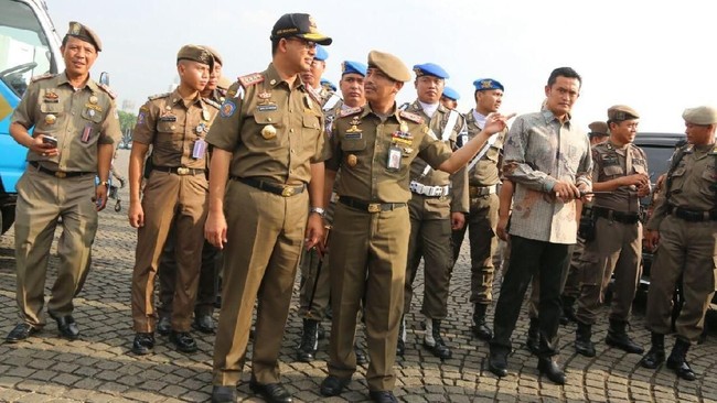 Ratusan personel Satpol PP akan berjaga di kawasan Monas sejak Minggu (1/4) pukul 03.00 WIB dini hari untuk mengamankan perayaan Paskah bersama.