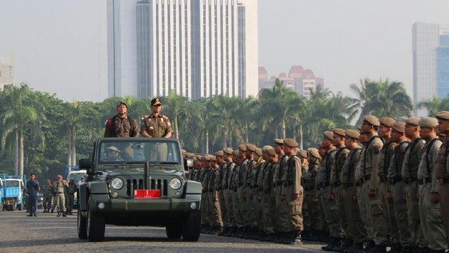 Pemprov DKI mewajibkan semua pegawai negeri sipil masuk bekerja setelah libur tahun baru, Selasa, 2 Januari 2018.