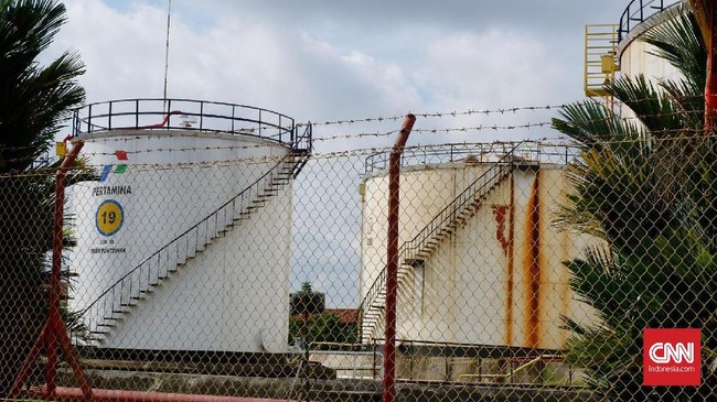 Harga minyak dunia menguat dipicu kekhawatiran pasar terhadap merosotnya pasokan Iran, meskipun penguatan dibatasi kenaikan produksi OPEC dan AS.