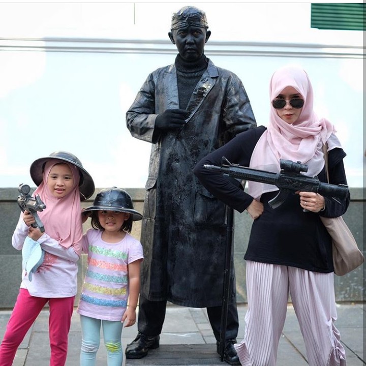 <p>Hmm, kayak bintang film action ya Zaskia dan kedua putrinya. (Foto: Instagram Zaskia Mecca)</p>