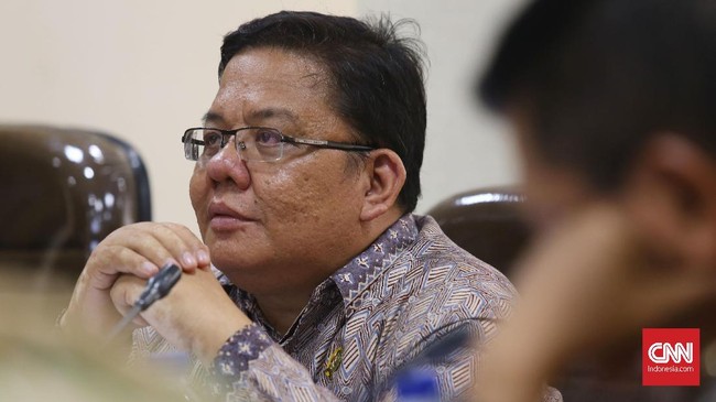 Anggota Ombudsman RI Bidang Penegakan Hukum, Adrianus Meliala memaparkan catatan Akhir Tahun di Ombudsman, Jakarta, Jumat, 29 Desember 2017. Laporan masyarakat kepada Ombudsman RI tiap tahun semakin meningkat menyangkut substansi hukum. CNNIndonesia/Safir Makki