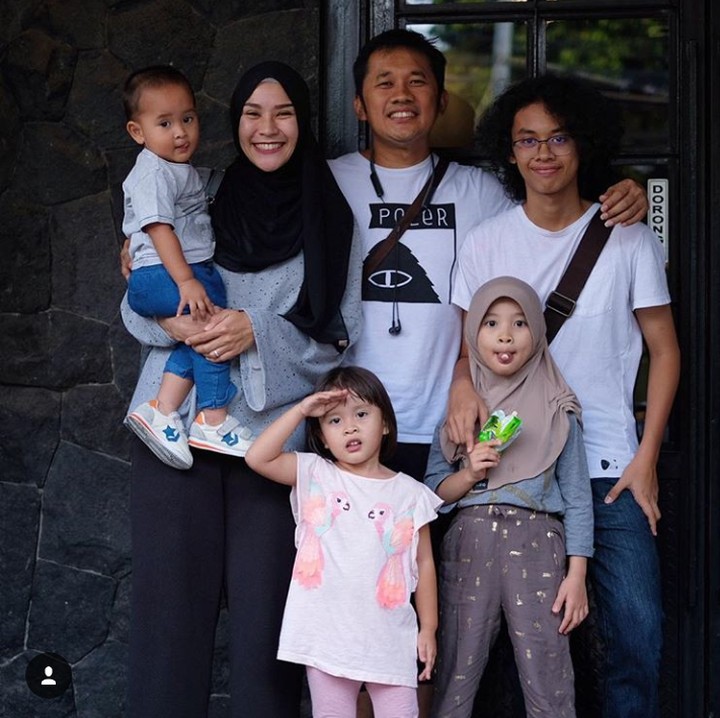 <p>Ha-ha-ha ada yang hormat di foto ini. (Foto: Instagram Zaskia Mecca)</p>