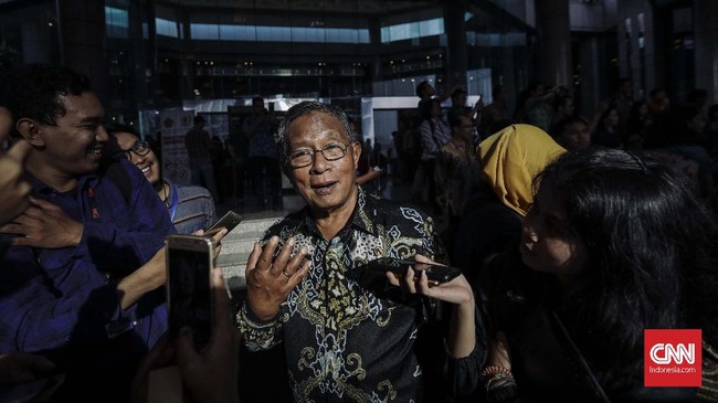 Darmin nasution memutuskan ambil alih pelaksanaan sistem OSS dari BKPM karena jengkel lembaga tersebut tidak siap- siap menjalankan kemudahan izin investasi.