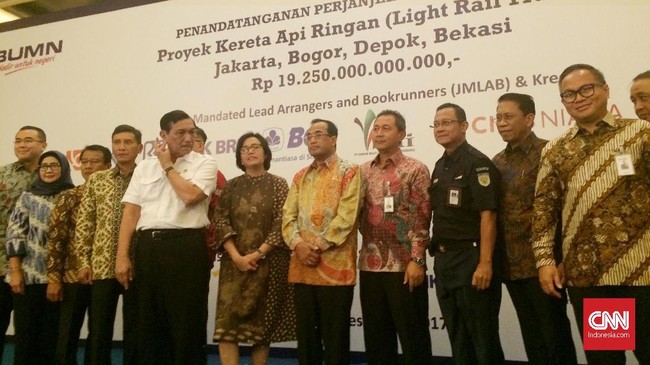 Menteri Koordinator Kemaritiman Luhut Panjaitan berharap bunga kredit proyek LRT Jabodebek yang kini 8,25 persen bisa turun dalam empat tahun ke depan.