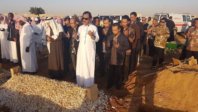 Mendiang Dedeh Fatmawati mendatangi KBRI Riyadh dalam kondisi sakit dan kaki bengkak pada 20 Desember 2017.