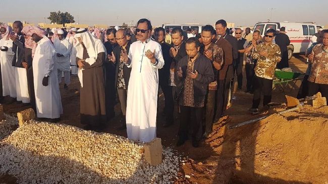 KBRI Riyadh Makamkan WNI yang Wafat Akibat Serangan Jantung Mendiang Dedeh Fatmawati mendatangi KBRI Riyadh dalam kondisi sakit dan kaki bengkak pada 20 Desember 2017.