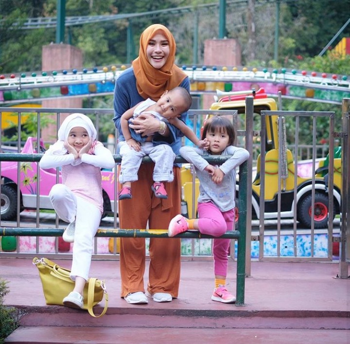 Potret Keseruan Zaskia Adya Mecca dan Anak-anaknya