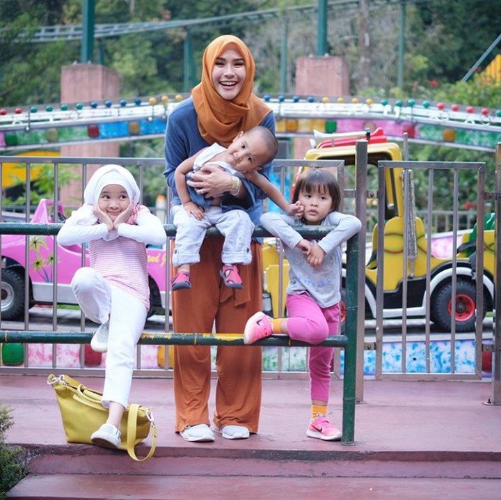 <p>Anak ceria, ibu bahagaia. (Foto: Instagram Zaskia Mecca)</p>