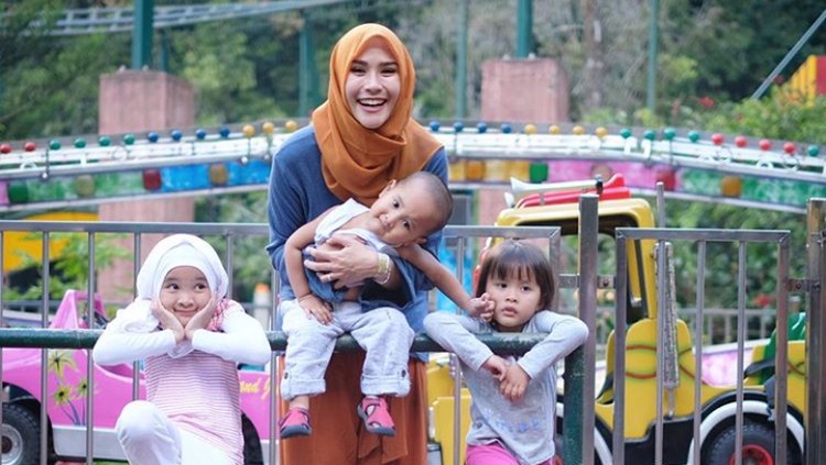 Sebagai seorang ibu, Zaskia Mecca kesal bukan main nih, Bun, ketika tahu anaknya dapat vaksin palsu.