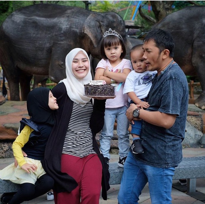 <p>Gajahnya ikutan foto nih... (Foto: Instagram Zaskia Mecca)</p>