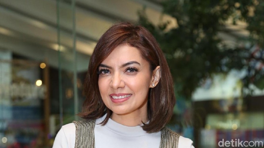 Isolasi Diri, Najwa Shihab Ajak Musisi Nyanyikan 'Rumah Kita' Najwa Shihab ajak banyak musisi untuk menyanyikan lagu Rumah Kita dalam Konser Musik #dirumahaja untuk penggalangan dana membantu pasien corona COVID-19.