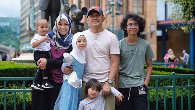 Ada cerita lucu dari tiga anak Zaskia Adya Mecca ketika mereka diajak bunda dan ayahnya main di sungai. Hmm, apa tuh?