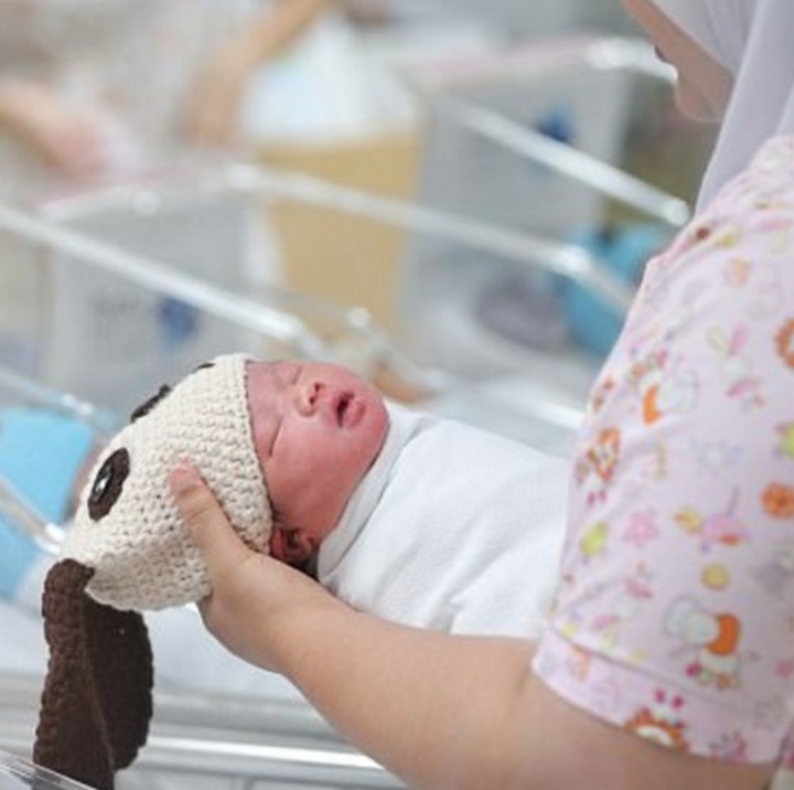 <p>Tuh, ada yang dipakaikan kostum warna putih. Lucu banget ya! (Foto: Reuters via Daily Mail)</p>