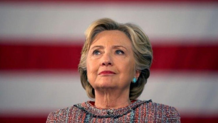 Penampilan terbaru Hillary Clinton bikin publik pangling. Ia diduga melakukan oplas.