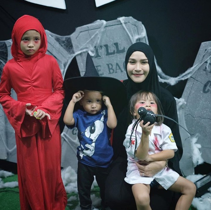 <p>Unu kompakan dandan horor. (Foto: Instagram Zaskia Mecca)</p>