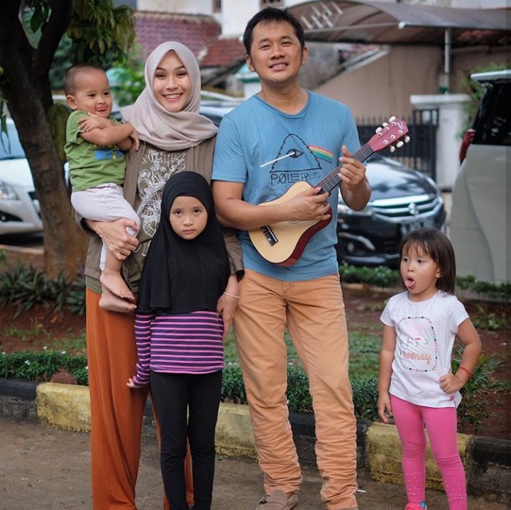 <p>Ayah Hanung Bramandito yang memetik gitar kecil, istri dan anak-anaknya yang menyanyi. (Foto: Instagram Zaskia Mecca)</p>