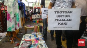 Koalisi Pejalan Kaki Kecewa Trotoar Tanah Abang Belum Steril