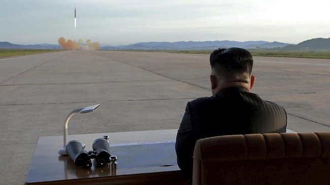 Pemimpin tertinggi Korea Utara, Kim Jong-un, memimpin langsung uji coba 'senjata baru' pada Sabtu (17/8).