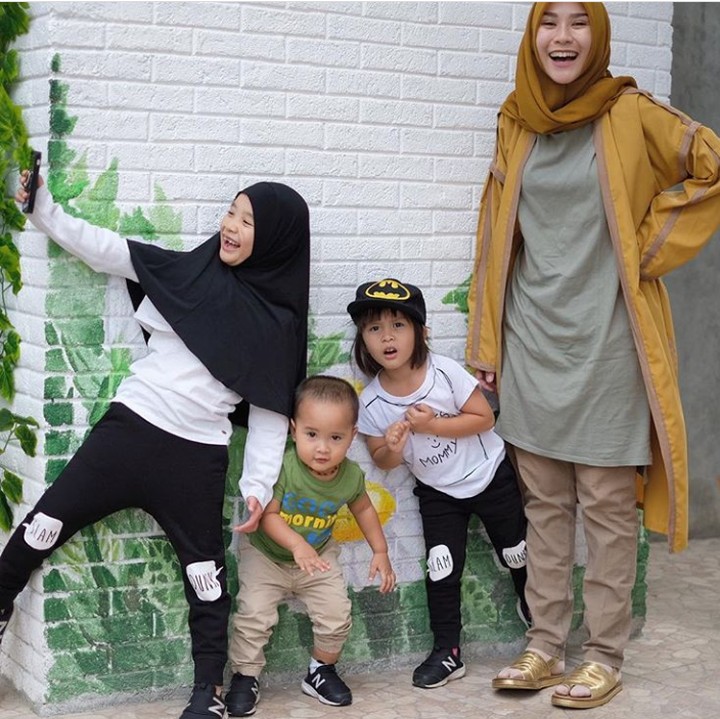<p>Hi-hi, seru dan asyik banget posenya. (Foto: Instagram Zaskia Mecca)</p>